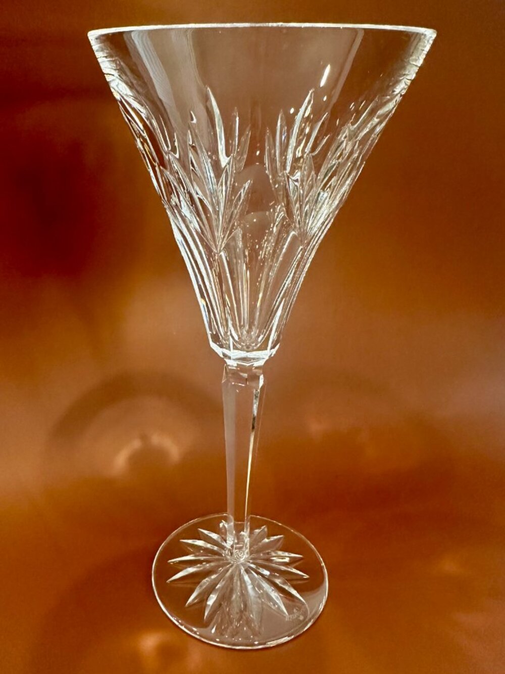 Waterford Crystal Ashleigh (Cut Starburst Foot) - Water Goblet - 8 1/4" x 4"